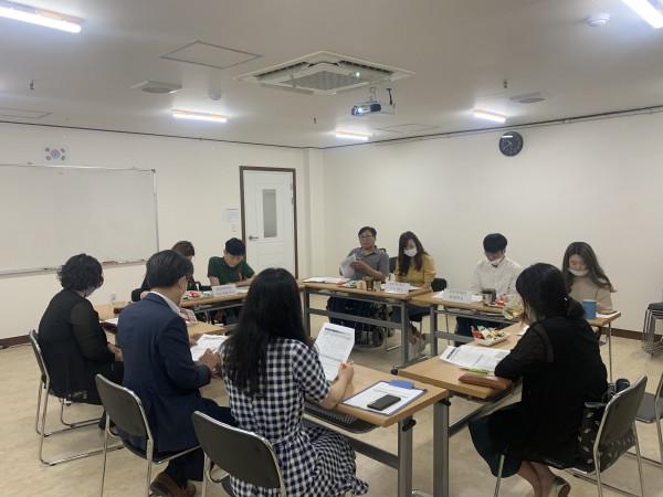 마산장애인평생학교 교육실에서 유관기관 통합사례회의를 진행중인 모습